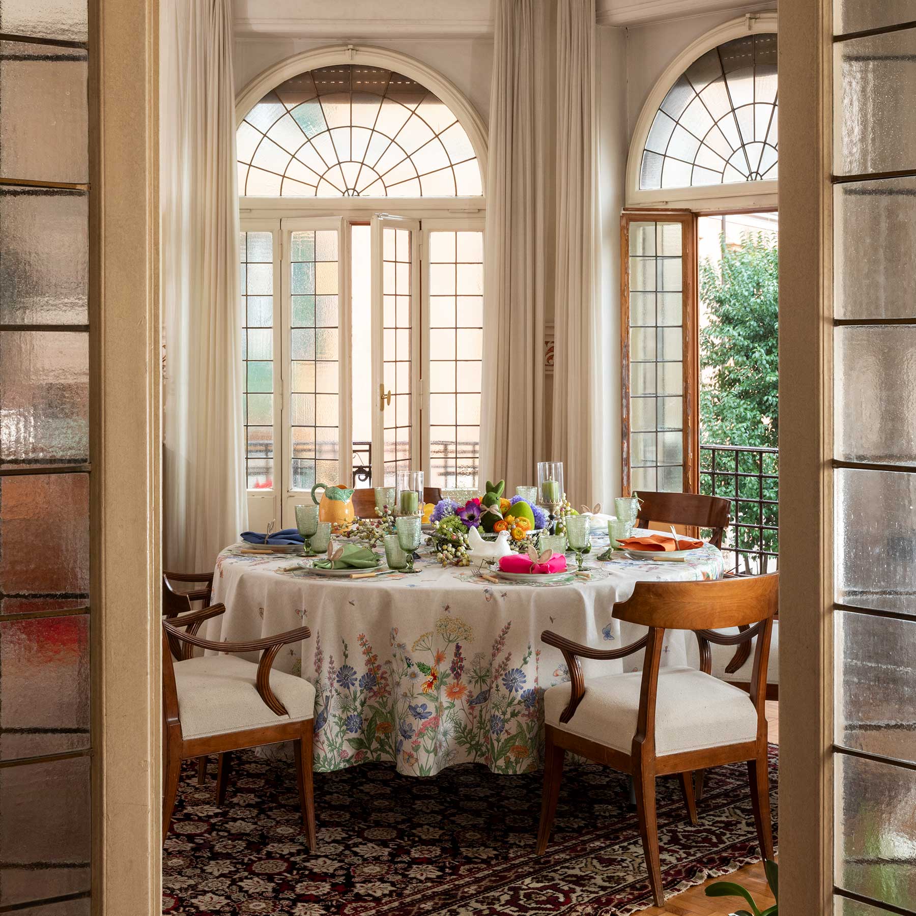 Blooming Flowers Tablescape